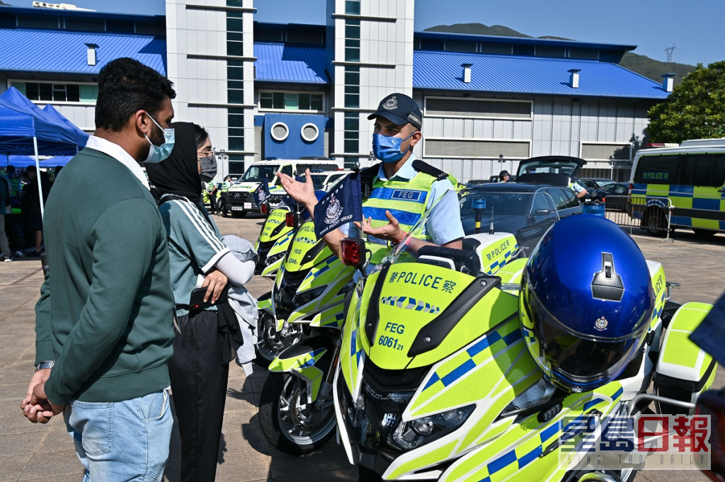 警队护送组队员向参加者介绍其工作。政府新闻处图片