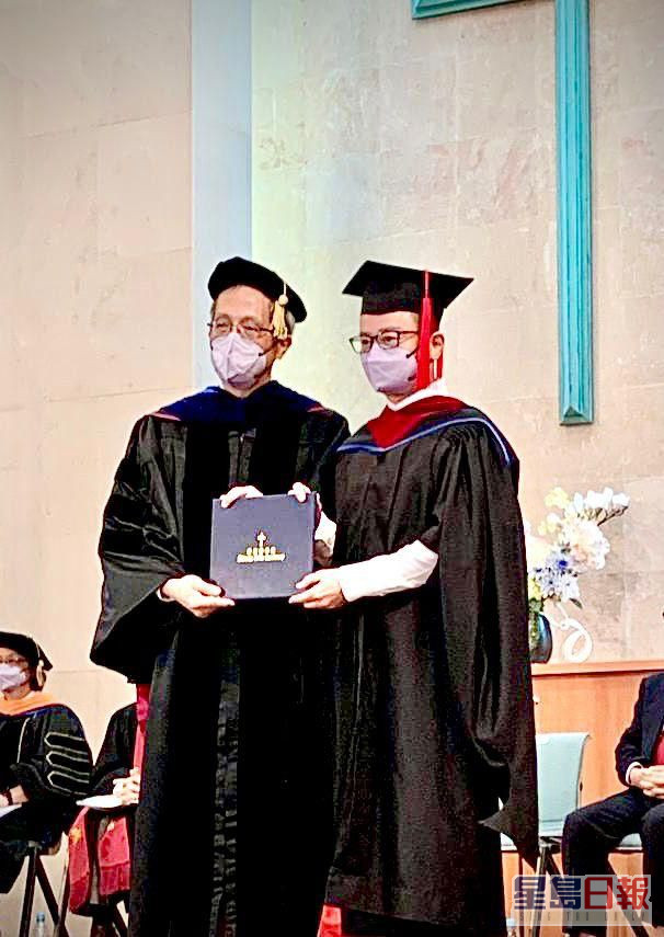 刘坤铭的婚姻及家庭辅导硕士毕业照。