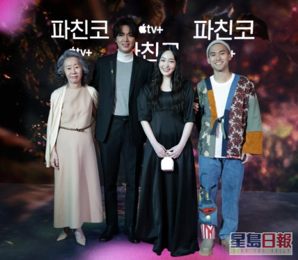 尹汝贞（左一）与李敏镐日前出席《弹珠人生》在美国举行的全球首播礼。