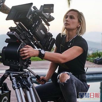 摄影导演Halyna被艾力使用的道具枪击毙。