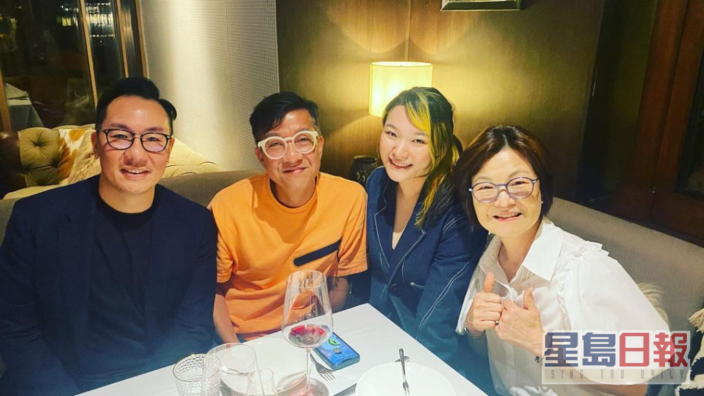 黄洛妍近日跟《声梦传奇2》评审之一的谭国政（左二）饭聚。