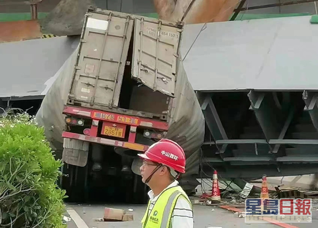 大橋組件砸毀一輛貨車。網上圖片