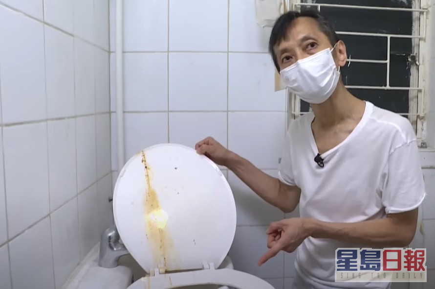 王先生表示单位没有座厕2年。《东张西望》节目截图。