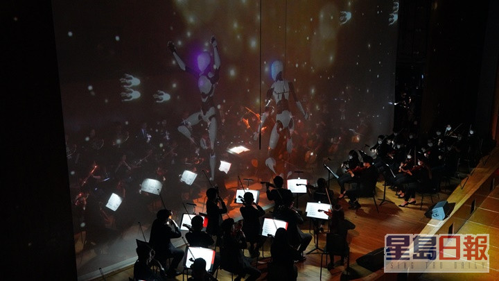 交響樂團與AI合唱團舞蹈家共同表演。