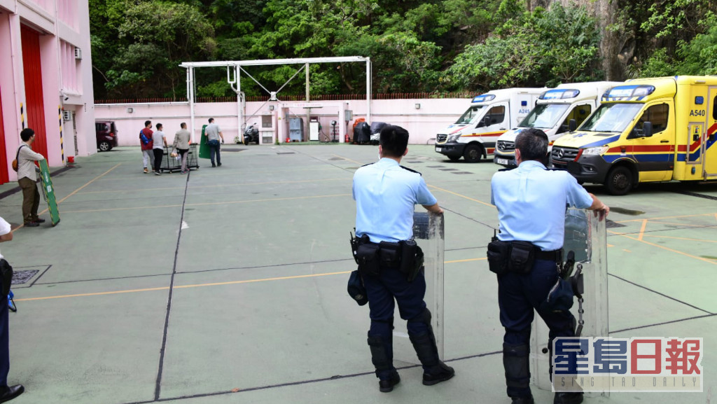 警员持盾把守救护站出入口。