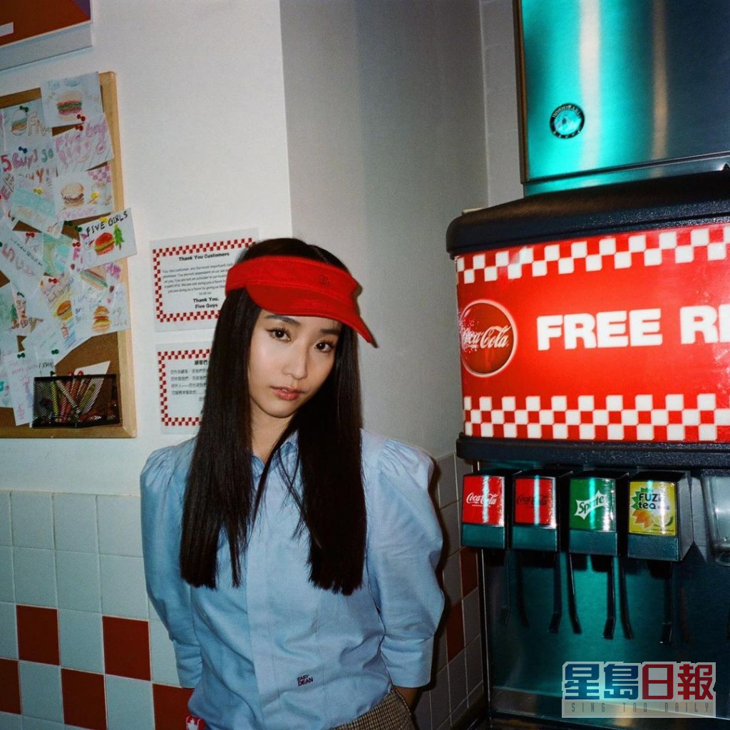 MV中，蔓莎饰演快餐店店员。