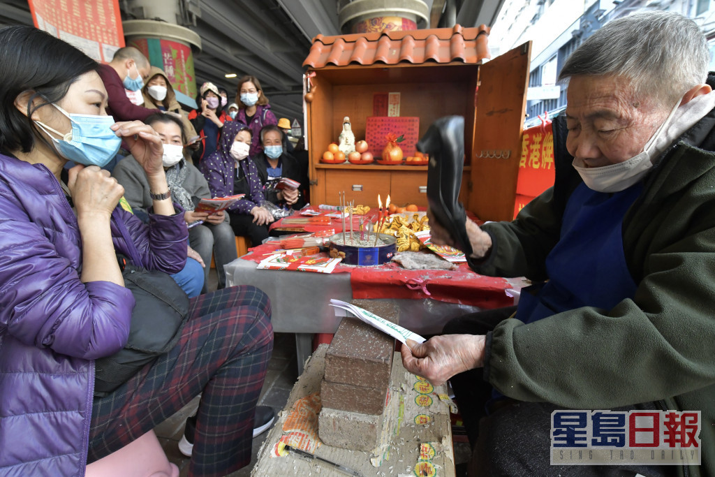 市民「打小人」冀新一年驅走瘟神。陳極彰攝