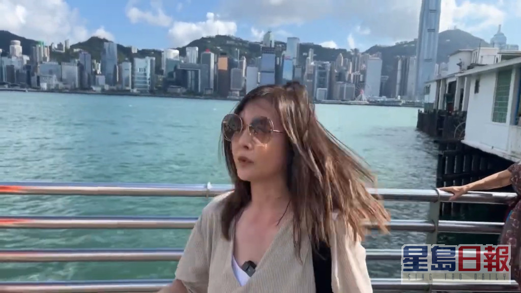 李婉华今午在YouTube直播，原来目前身在香港。
