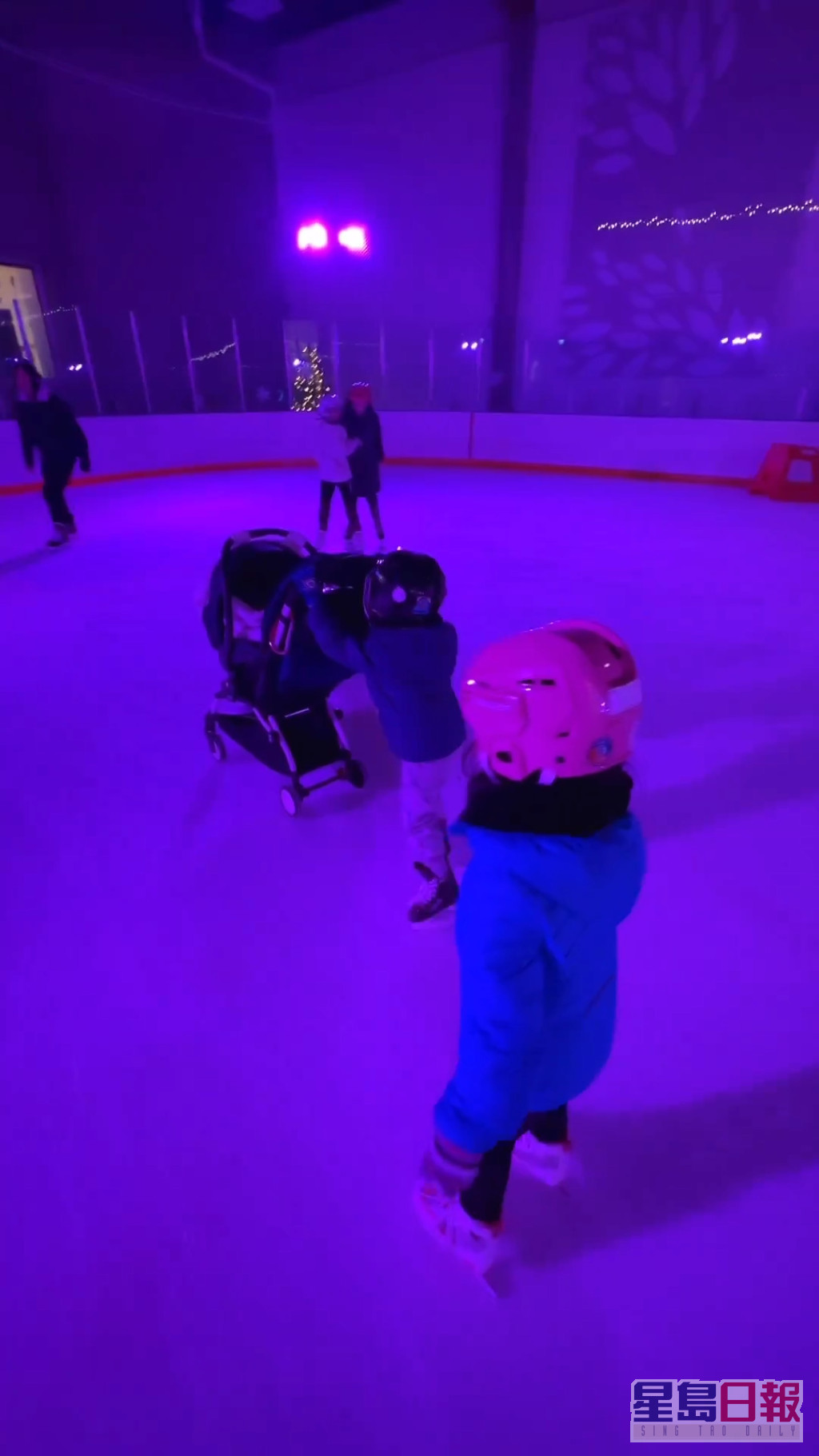 另一條片則見到Jared推着BB車溜冰，家姐Kelly一直緊從其後。