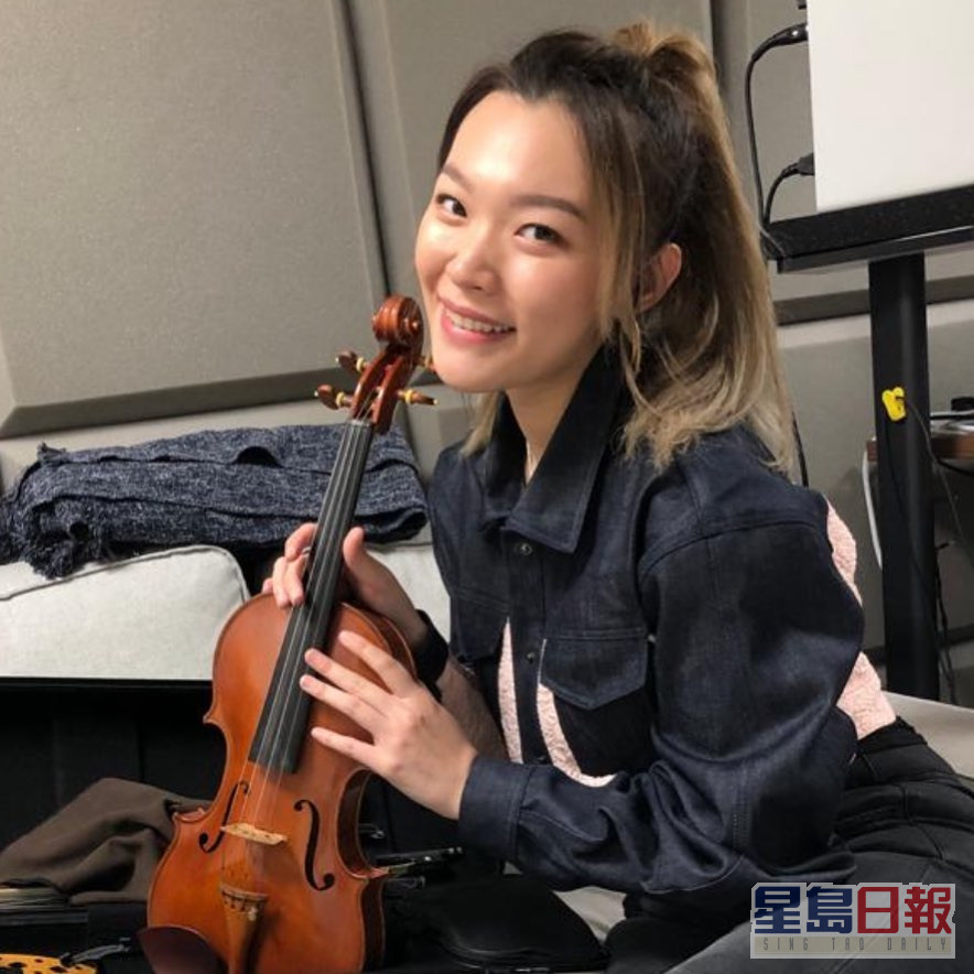 黃洛妍8歲開始學小提琴，師承已故中國知名小提琴家鄭石生、有小提琴大師之稱的Pierre Amoyal等。
