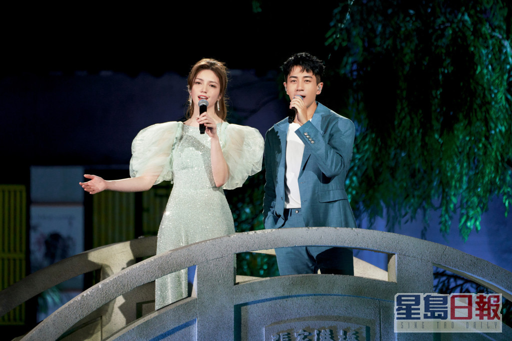 劉愷威與麥嘉欣在央視的中秋晚會上合唱《小城是故鄉》。