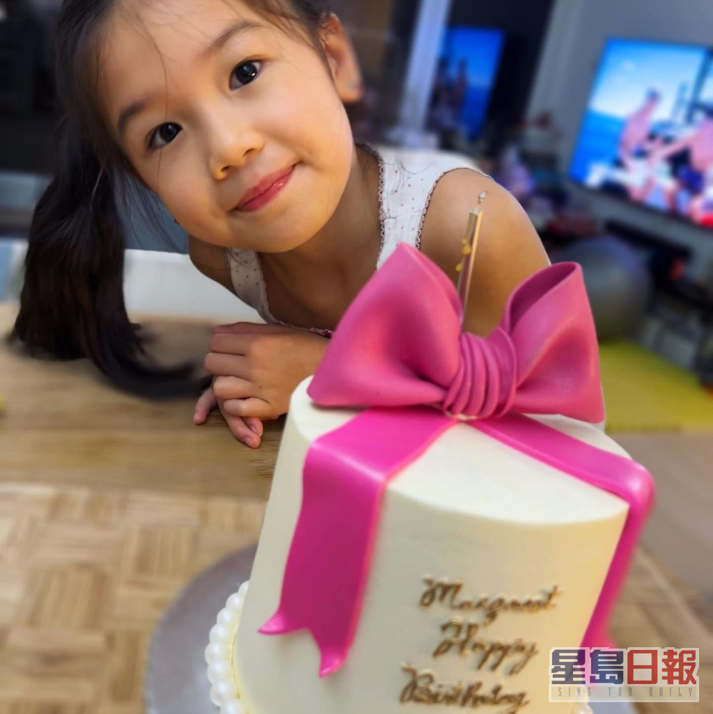 鍾麗淇分別於2010年及2015年誕下兩名女兒。