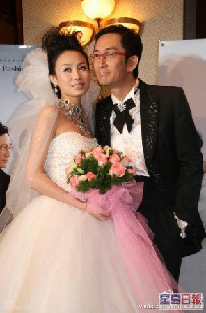 吳啟華2007年與年齡相差21年的內地演員長春姑娘石揚子結婚。