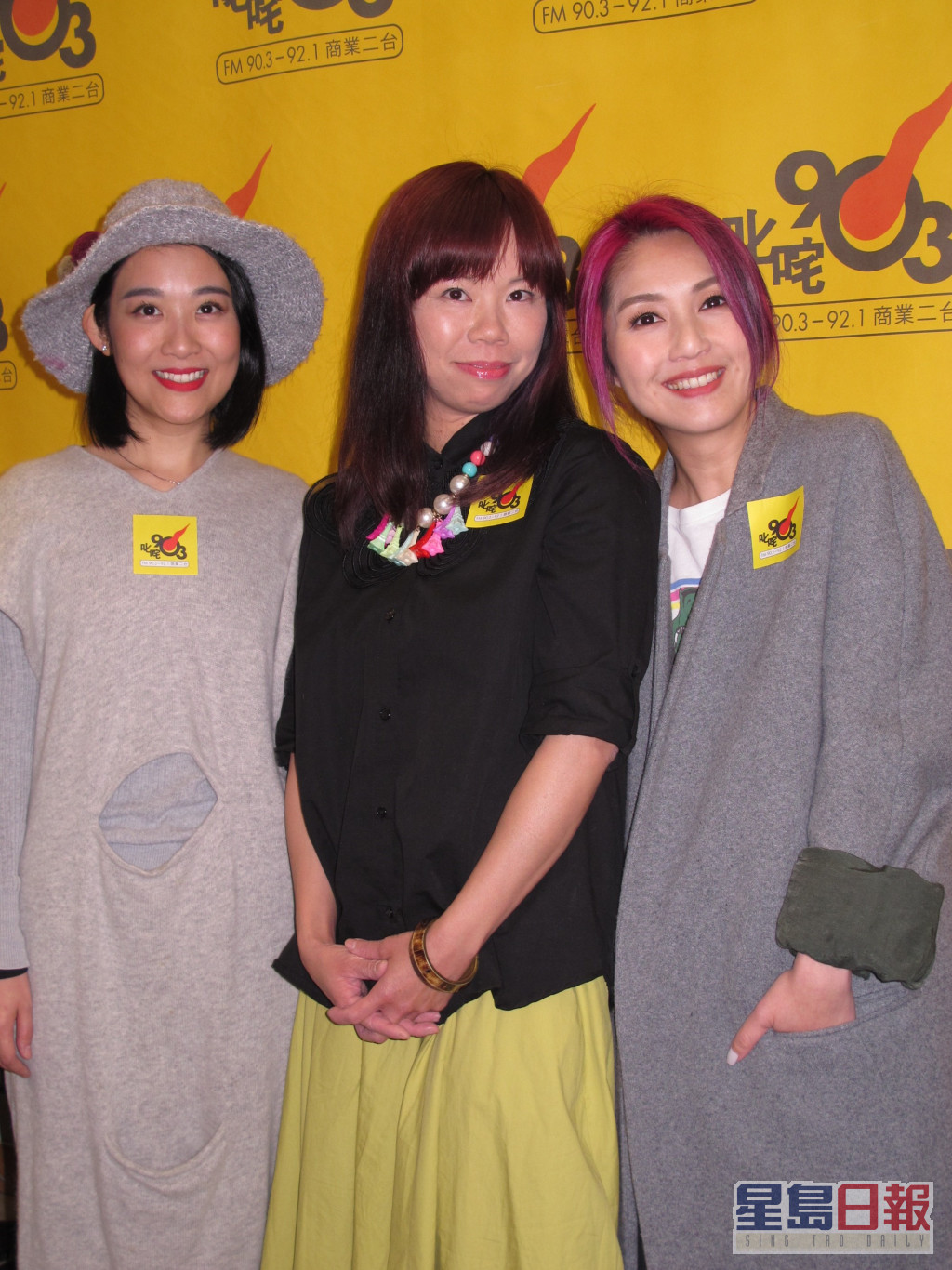 陈逸宁（左）2017年与杨千嬅等人上电台宣传电影《春娇救志明》。