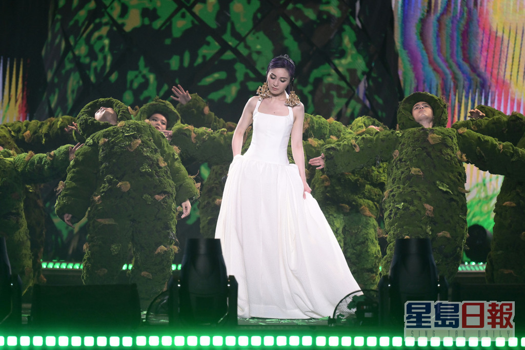 楊千嬅展開世界巡迴演唱會。