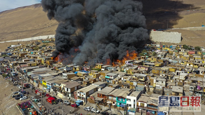 智利一贫民窟发生大火。AP图片