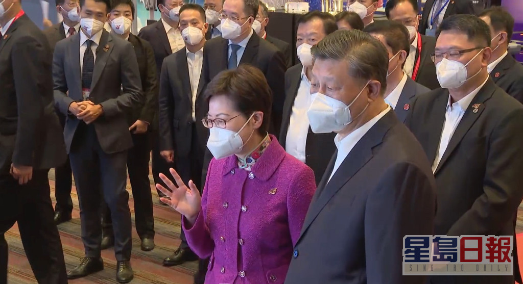 习近平在行政长官林郑月娥陪同下，视察香港科学园。政府新闻处截图