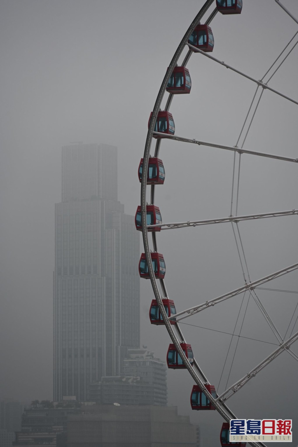 大雾笼罩维港两岸。
