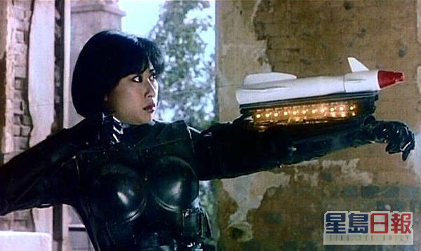 徐克為葉蒨文度身打造了一部科幻動作片《鐵甲無敵瑪利亞》，葉倩文在片中一人分飾兩角，同時飾演反派身邊的戀人，和科學家製造的機器女戰士。
