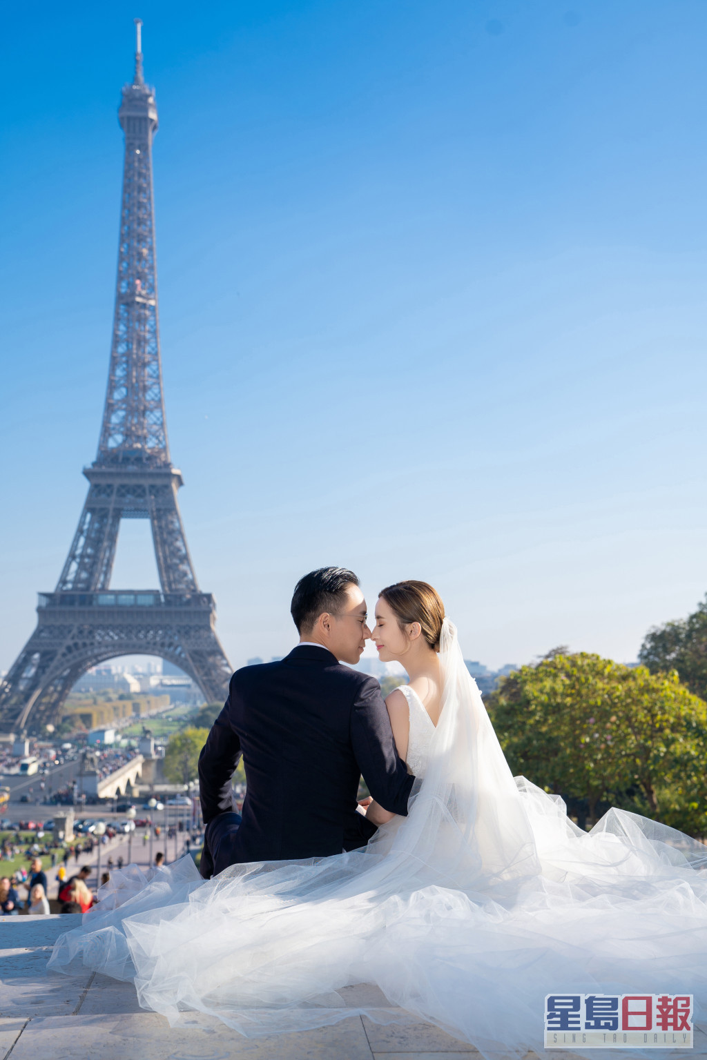 当时两人去巴黎影婚纱相。