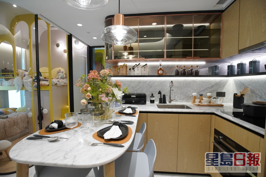 开放式厨房伸延出饭桌，打造舒适用餐空间。（2座28楼N室连装修示范单位）