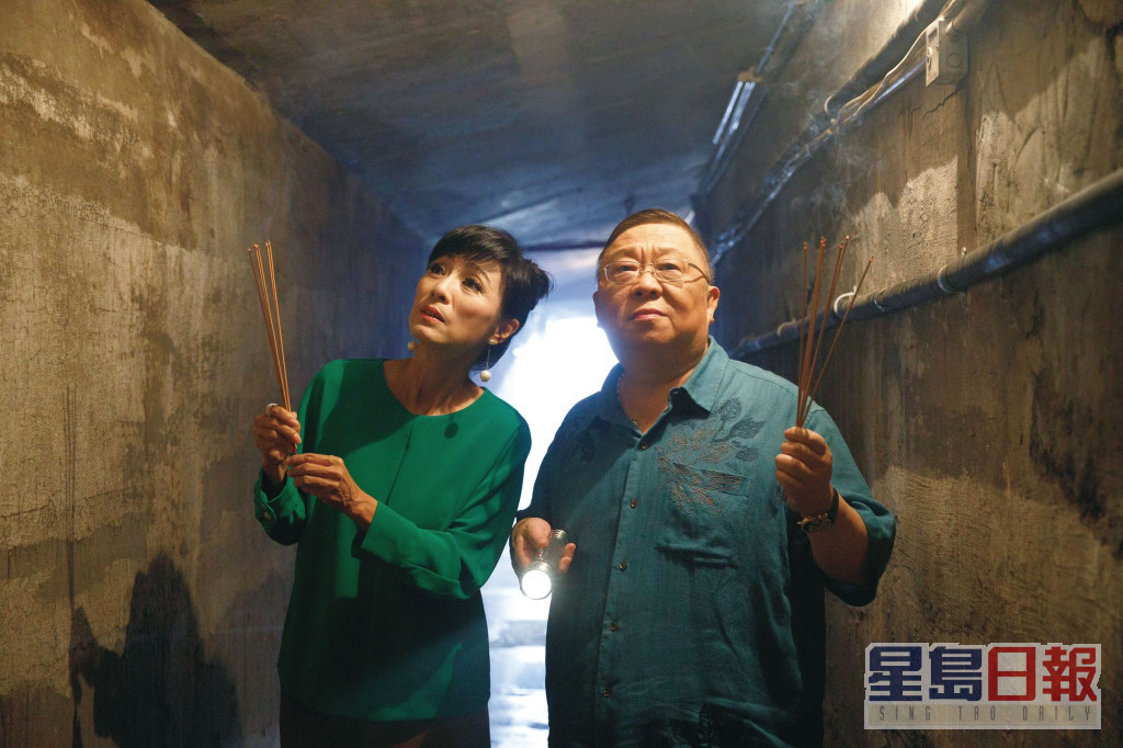 李居明帶米雪遊新光戲院地下秘道。
