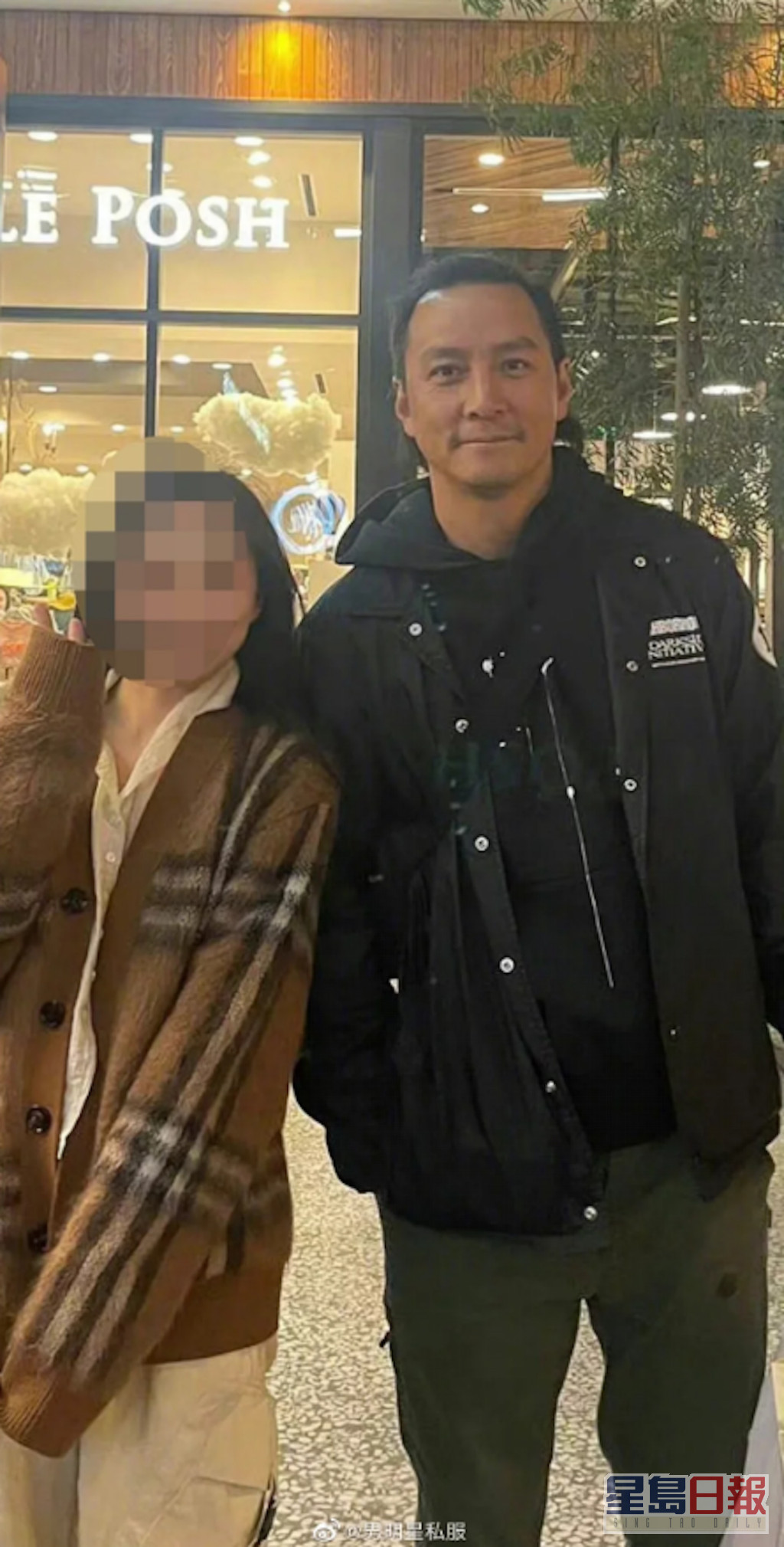 吳彥祖近日在美國街頭被網友野生捕獲，未料疑似後退的髮線引起大眾討論。