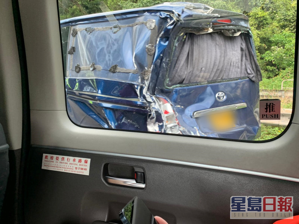 客貨車車尾貨車被撞凹停在路邊。圖:網民Bosco Chu 香港突發事故報料區 