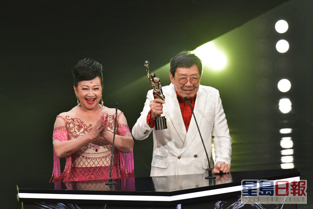 胡枫从好友薛家燕手上接过金像奖「终身成就奖」。