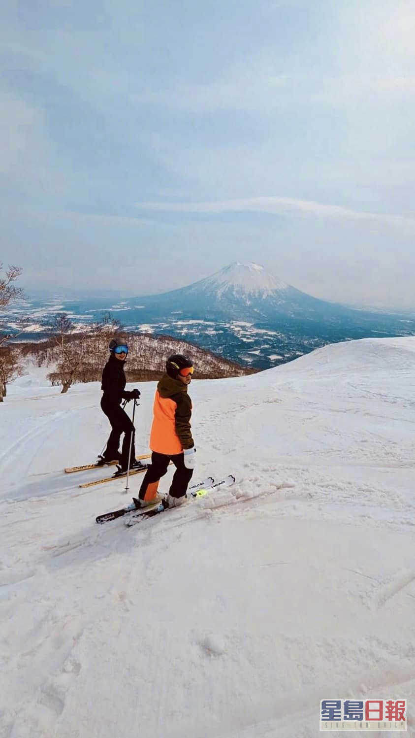 杨千嬅与儿子一起滑雪。