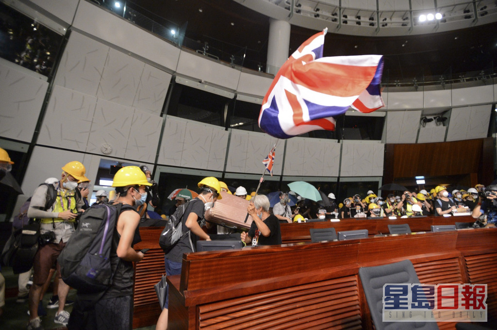 2019年7月1日示威者冲击立法会大楼。资料图片