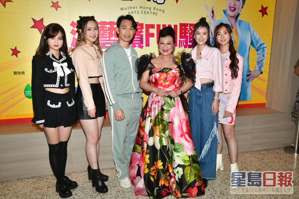 由薛家燕（右三）創辦的藝術中心昨晚（21日）於新光戲院舉行演出活動。