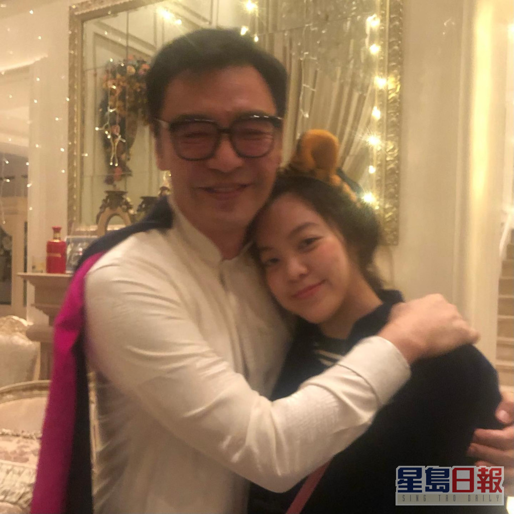 锺镇涛与前妻章小惠所生的27岁大女锺嘉晴自爆遭诈骗。