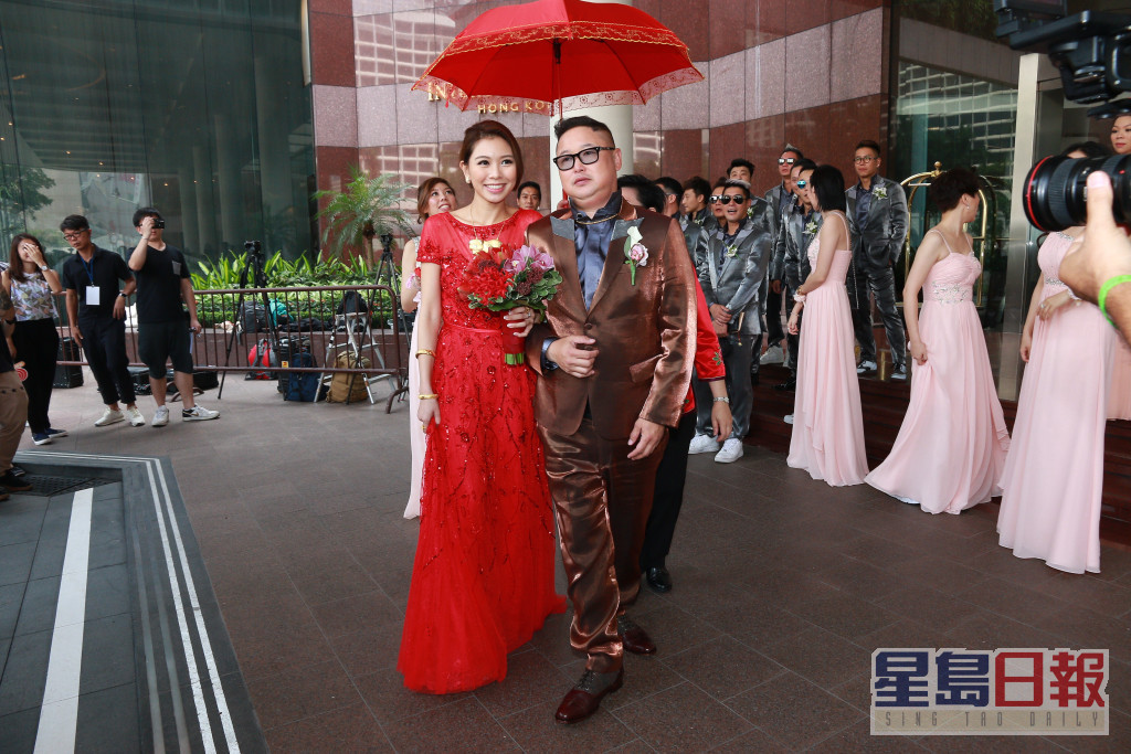 錢國偉與陳宛蔚2015年結婚。