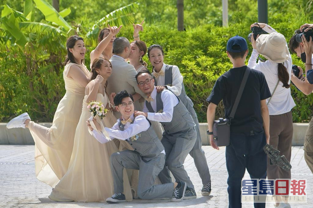有结婚新人与伴郎伴娘拍照。