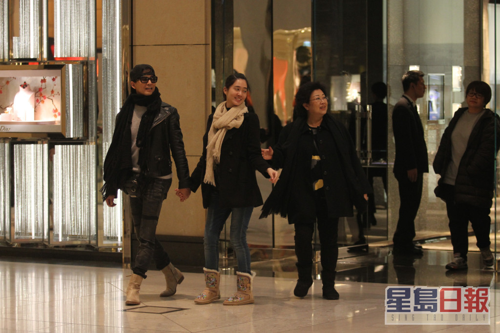 陈晓东与太太王妤娴不时被影到拍拖逛名店。