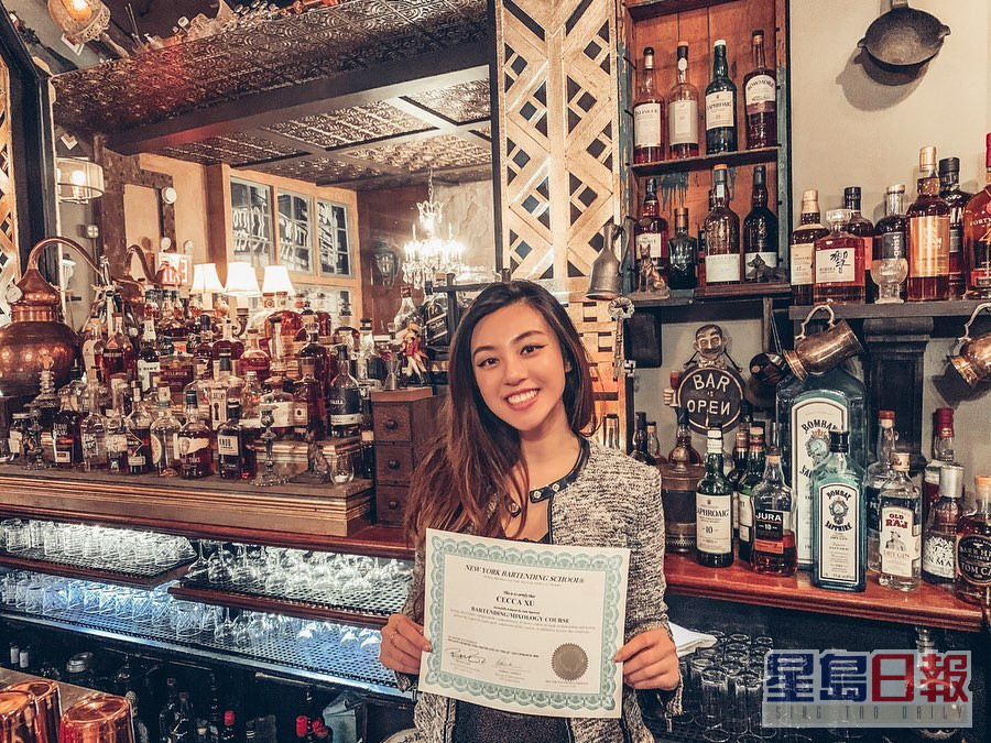 好学的许子萱在2020年考获调酒师资格。