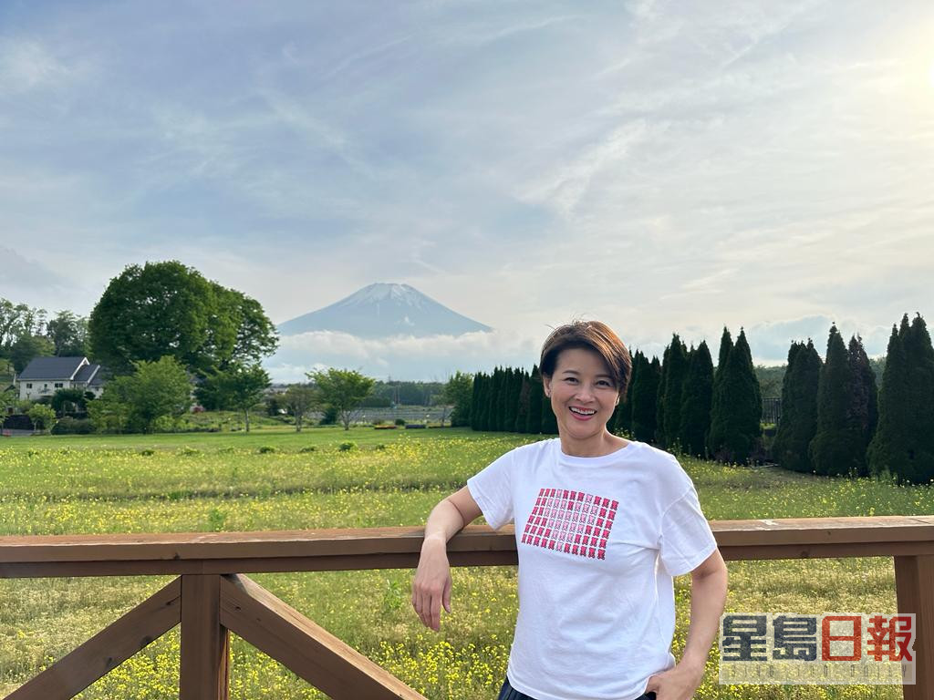 珊姐在富士山前花田，影了多張靚相。