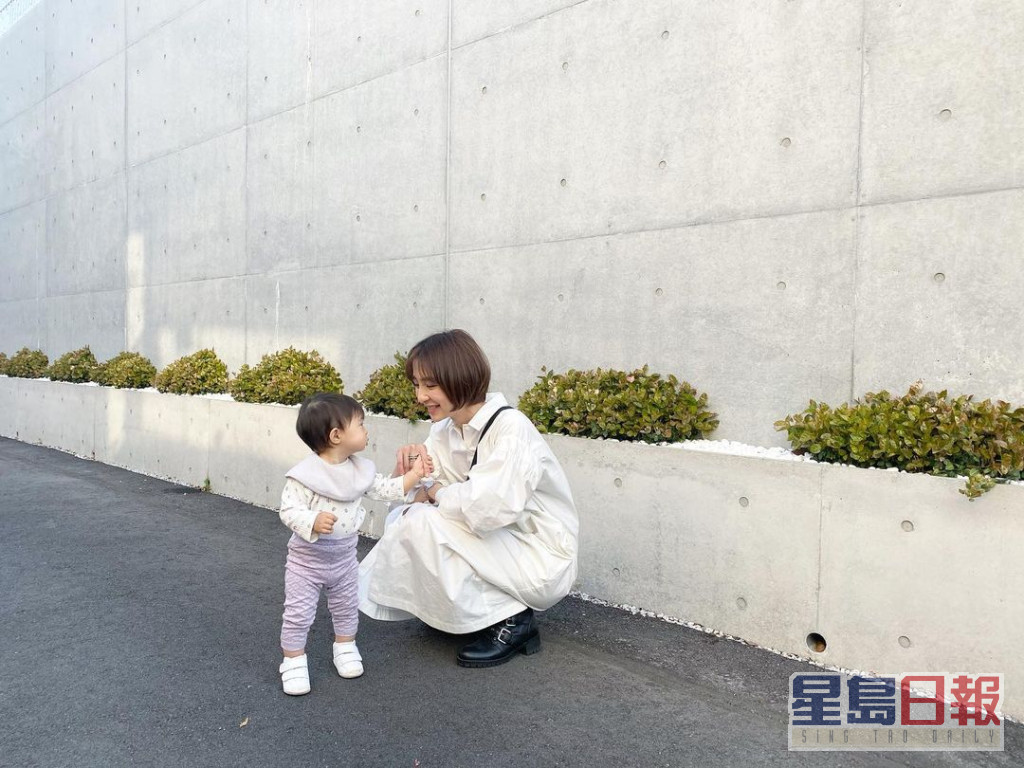 但7月時篠田麻里子就向法院申請爭取女兒的撫養權，目前雙方就離婚進行調停。