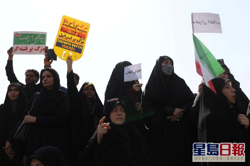 德黑兰的示威者其后在几个社区聚集。REUTERS