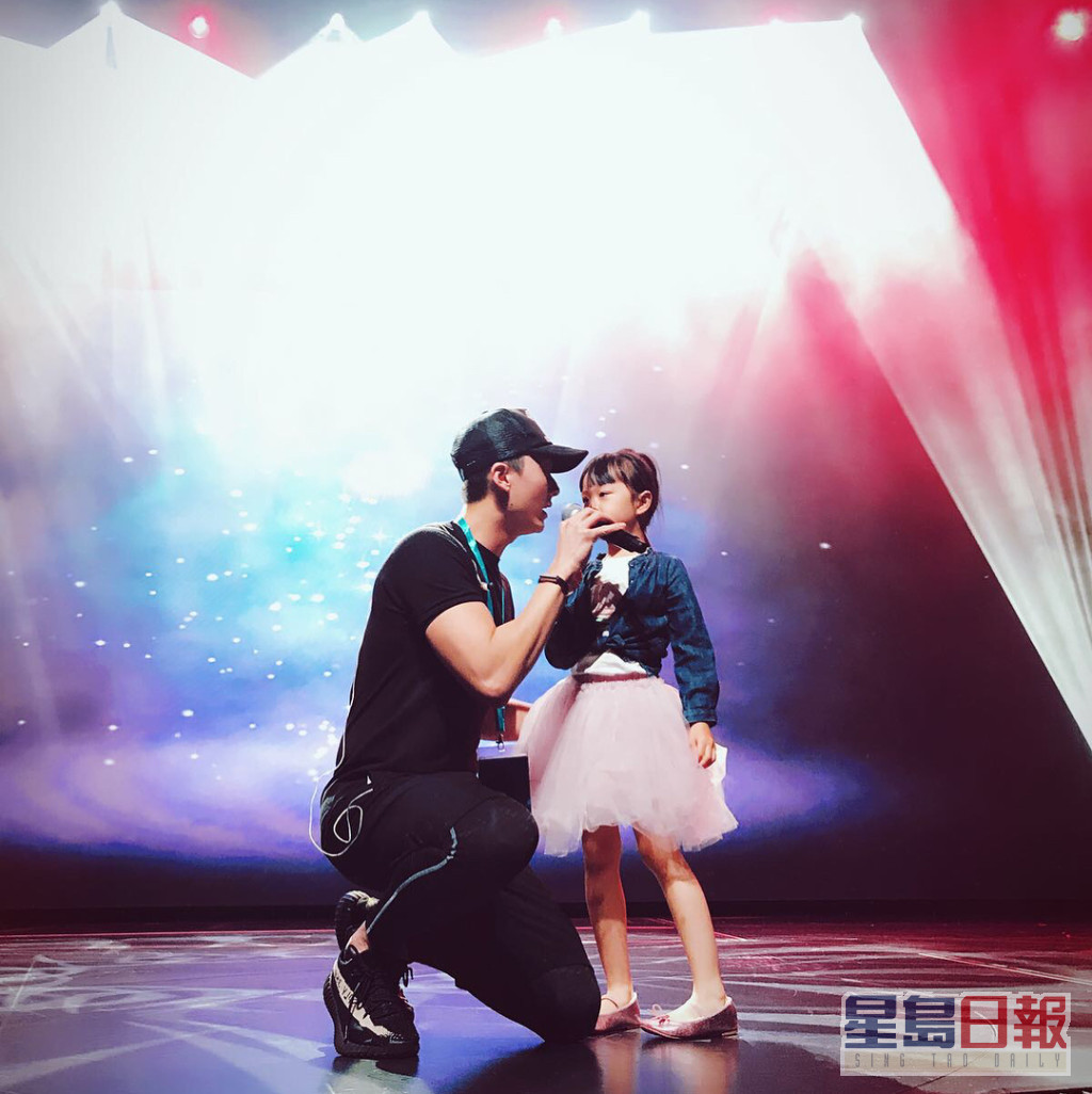 王浩信登台时曾带女儿上台。