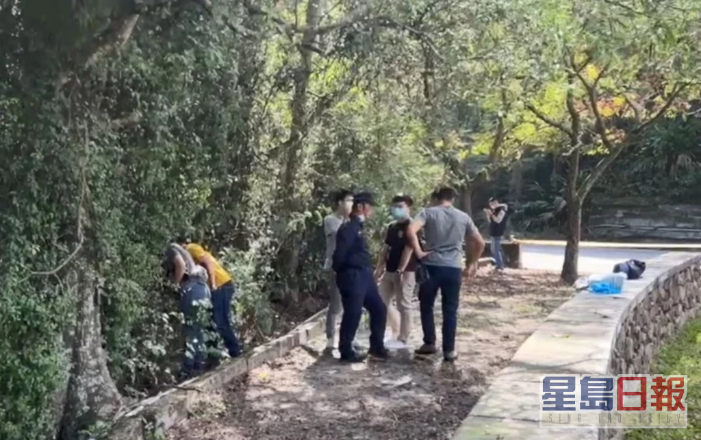 台灣警方人員在日月潭風景區一帶搜索死者。網上圖片