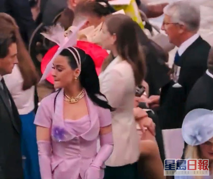 Katy Perry在西敏寺内周围转，苦寻安排给她的座位（BBC片段截图）