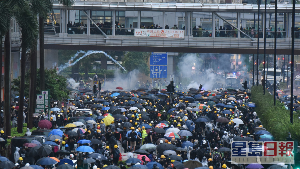 2019年8月底「荃葵青大游行」示威者区内堵路，爆发冲突。资料图片
