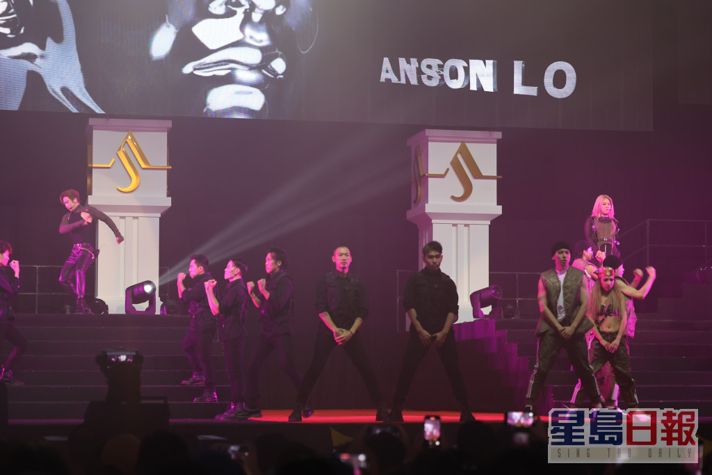 Anson Lo與鄭欣宜一升上台即時上演一幕舞鬥，之後Anson Lo返回後台，由鄭欣宜先演唱一曲《Glitterfalls》。