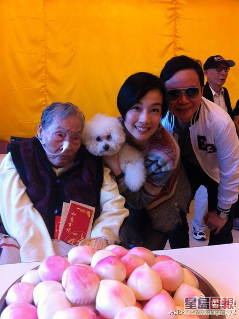 江美仪于2011年趁婆婆100岁生辰，带吴君祥及爱犬冬冬出席贺寿。