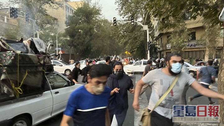 德黑兰防暴警以催泪弹驱散示威者。AP图片