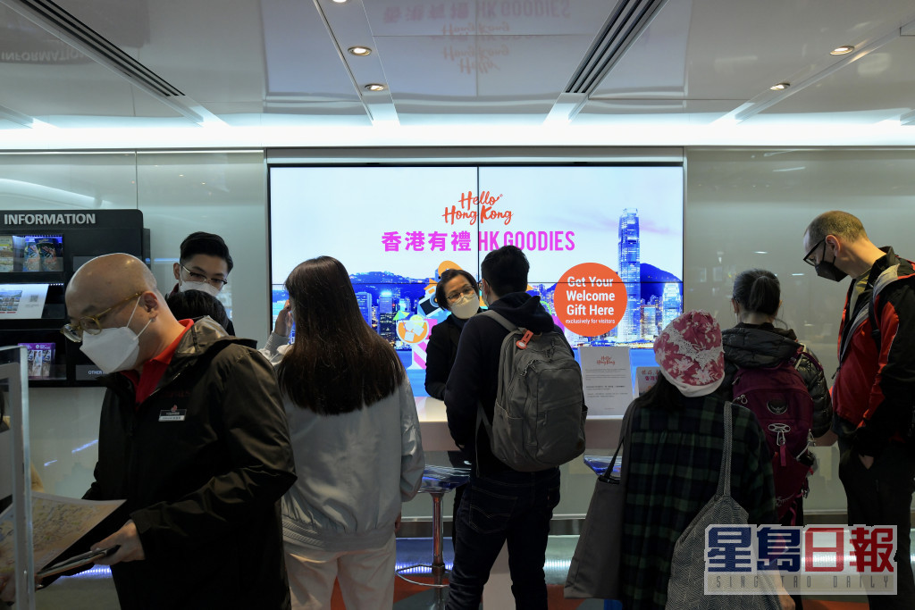 尖沙嘴九龍旅客諮詢中心擠滿遊客。梁譽東攝