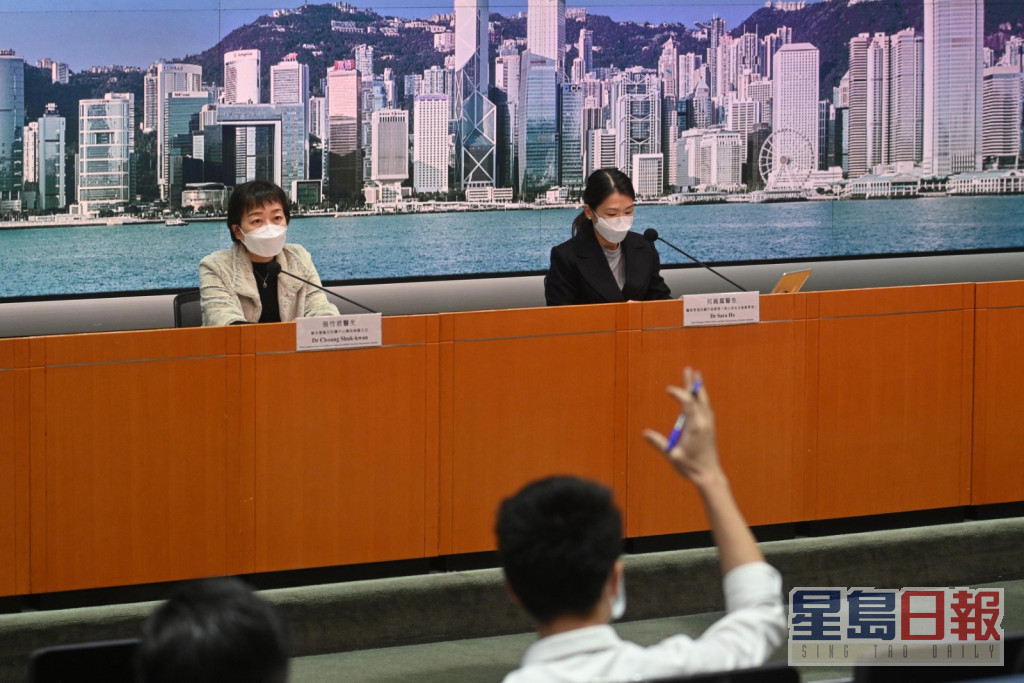 張竹君公布本港新增6981宗新冠病毒確診個案，再多135人死亡。