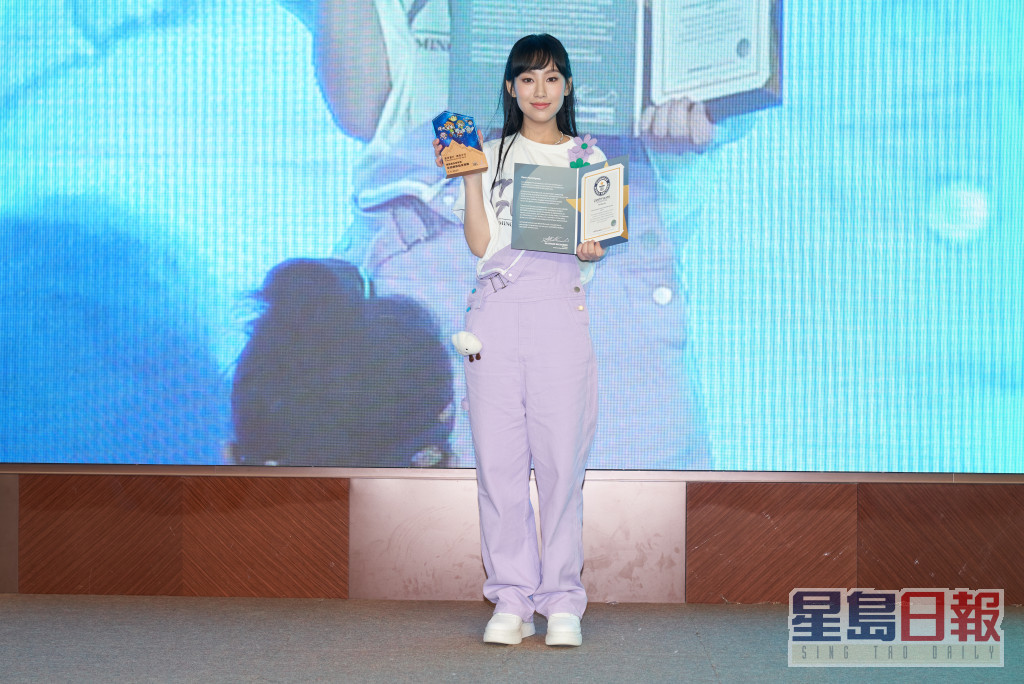 最近义工队于香港同时展示二百万只纸鹤去祈求香港疫情减退，而「Gi炎粉」付出了很多时间及爱心帮助完成这个创举！得到《香港嘅健力士世界纪录》的纪录证书。